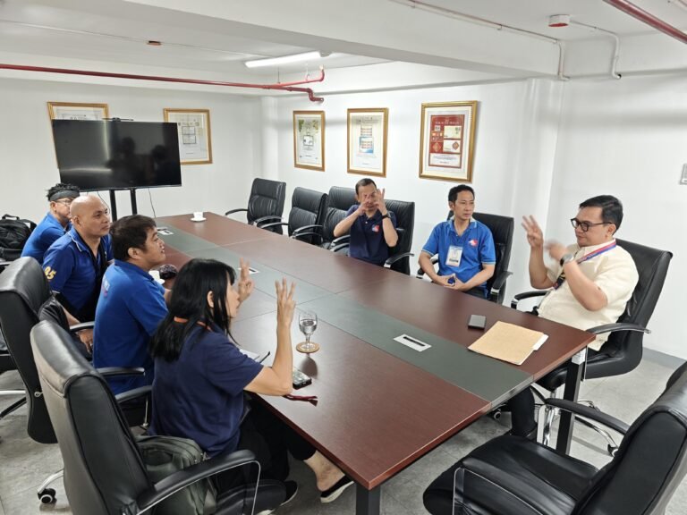 POSTMASTER GENERAL MAXIMO STA. MARIA III COMMUNICATING WITH DEAF-MUTE EMPLOYEES THROUGH SGN LANGUAGE